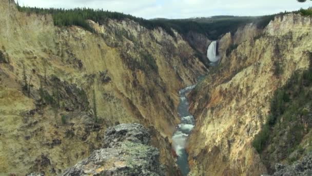 Vista Panorámica Las Cataratas Yellowstone Hacia Increíble Gran Cañón — Vídeo de stock