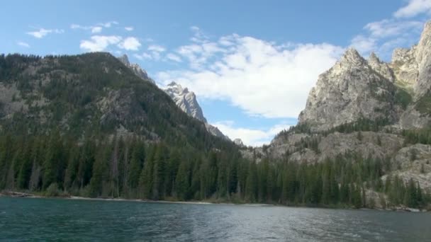 Aufnahme Vom Boot Der Großen Wunderschönen Berge Des Grand Teton — Stockvideo