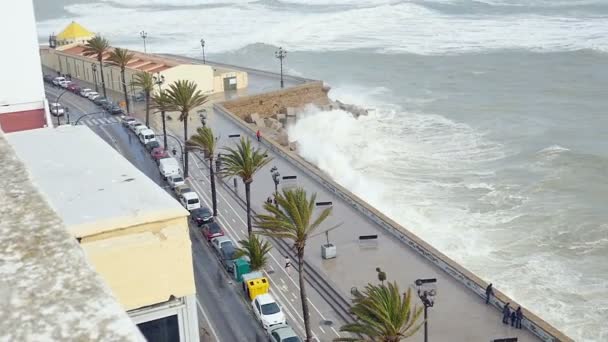 惊人的慢动作拍摄从顶部的建筑在加斯西班牙 画面显示道路 充满活力的城市景观和波浪撞击岩石海堤 — 图库视频影像