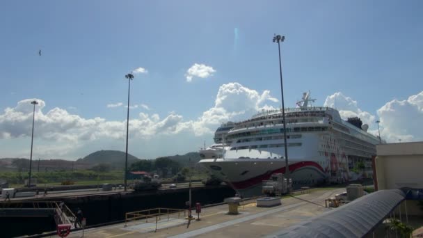 Time Lapse Cruise Ship Passando Movimentado Bloqueio Canal Panamá — Vídeo de Stock