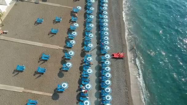 意大利波西塔诺海滩的空中全景 游客游泳和日光浴 — 图库视频影像