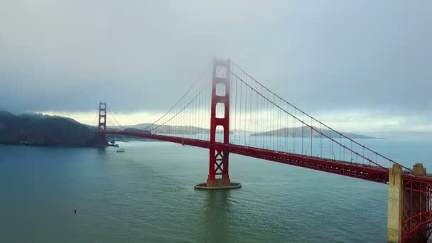 Luchtfoto Van Verbazingwekkende Groene Omgeving Van Golden Gate Bridge — Stockvideo