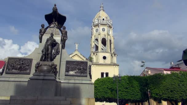 Vista Terra Torre Igreja Com Estátuas Frente Estrutura — Vídeo de Stock