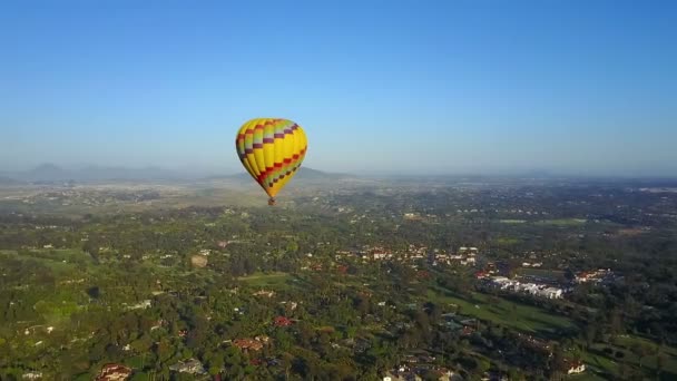 Spannende Antenne Eines Gelben Heißluftballons Der Sich Dem Anblick Nähert — Stockvideo