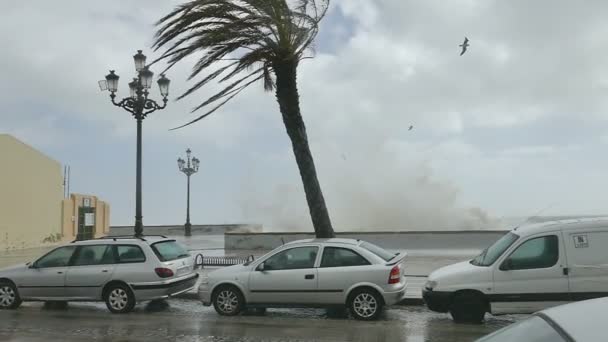 繁忙的加地斯街内排着一排车厢 喷出了海浪在背景下的海浪 镜头是在暴风雨天气的慢动作拍摄的 — 图库视频影像