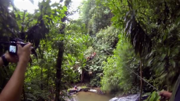 Mujer Libre Cayendo Rápidamente Por Río Brown Desde Lejos — Vídeos de Stock