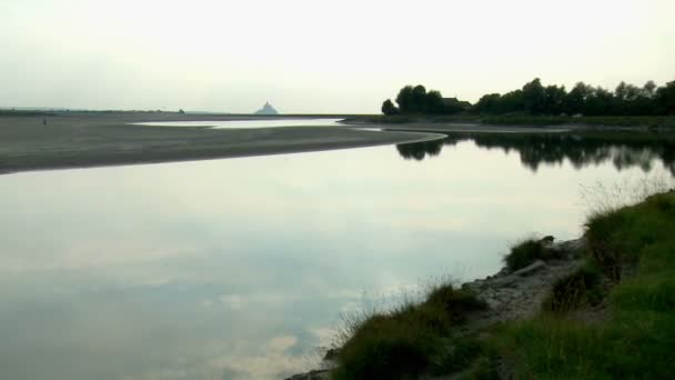 Zoomning Flock Fåglar Runt Fantastiska Normandie Frankrike — Stockvideo