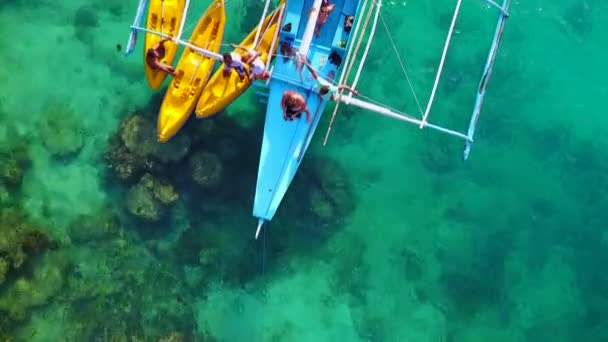 Antenne Boven Vakantiegangers Blauwe Water Kliffen Palawan Filipijnen — Stockvideo