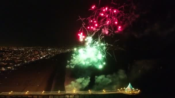 Aerial Pan View Colorful Fireworks City Lights Manhattan Beach — Stock Video