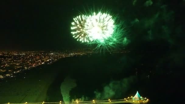 Vista Fija Fuegos Artificiales Gigantes Con Luces Ciudad — Vídeo de stock