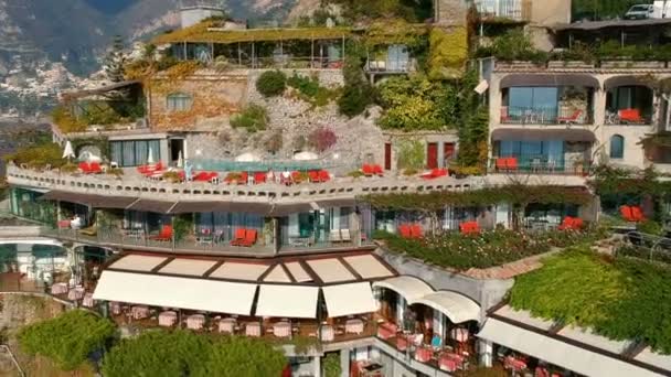 Εναέρια Παν Θέα Όμορφο Ξενοδοχείο Στην Ιταλία Ποζιτάνο Τουρίστες Ηλιοθεραπεία — Αρχείο Βίντεο