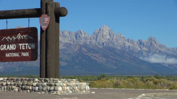 Strzał Znak Wejście Wielkie Góry Słynnego Grand Teton National Park — Wideo stockowe