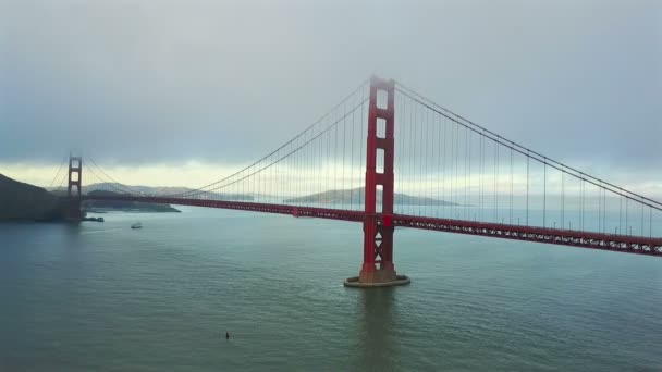 Aérea Del Pesado Puente Estructurado Golden Gate Con Coches Corriendo — Vídeo de stock