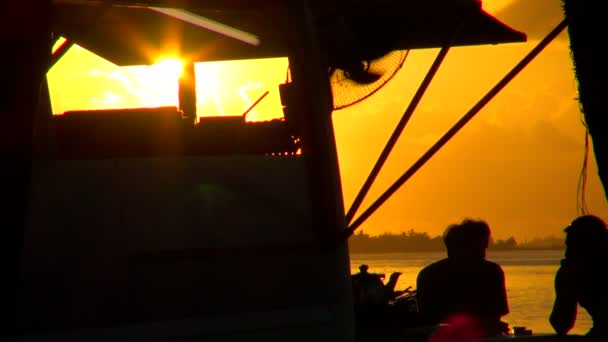在日落时与朋友交谈 大溪地 帕皮提 法属波利尼西亚 — 图库视频影像