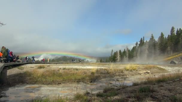 イエローストーン国立公園で虹と灰色の間欠泉の広角 — ストック動画