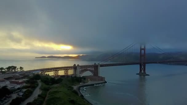 Fängslande Sunset Antenn Golden Gate Bron — Stockvideo