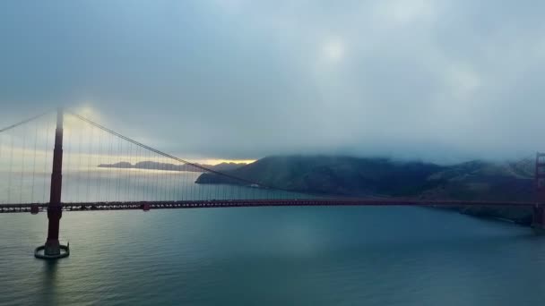 Aérea Nubes Gruesas Blancas Que Rodean Puente Rojo Pintado Golden — Vídeo de stock