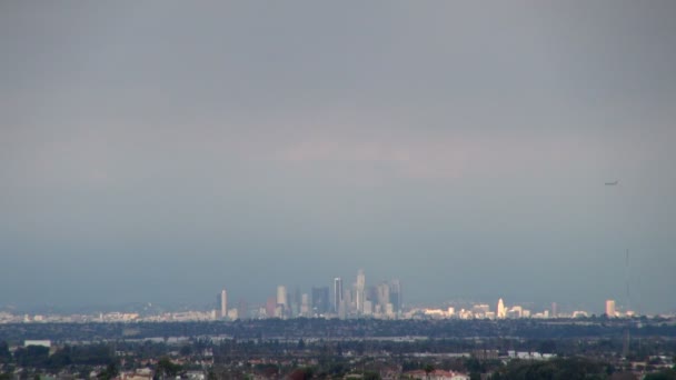 Letadlo Letí Nad Los Angeles Mlhavý Den Los Angeles Spojené — Stock video