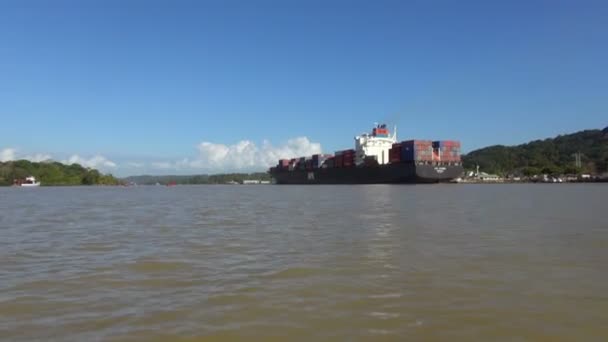 Geniş Açı Çekim Büyük Gemi Tekneyle Panama Kanalı Brown Nehri — Stok video