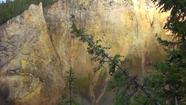 Air Terjun Splashing Bebas Setelah Memukul Rocks Dengan Lower Yellowstone — Stok Video