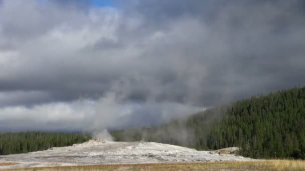 Tidsfördröjning För Vita Moln Och Heta Gejser Yellowstone National Park — Stockvideo