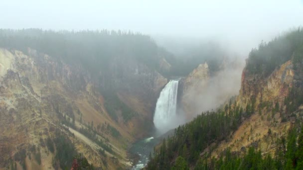 Vista Brumosa Las Escénicas Cataratas Altas Río Yellowstone Mientras Nieva — Vídeos de Stock
