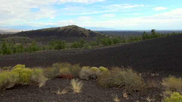 Panorama Lento Colina Marrón Los Famosos Cráteres Luna Monumento Nacional — Vídeos de Stock