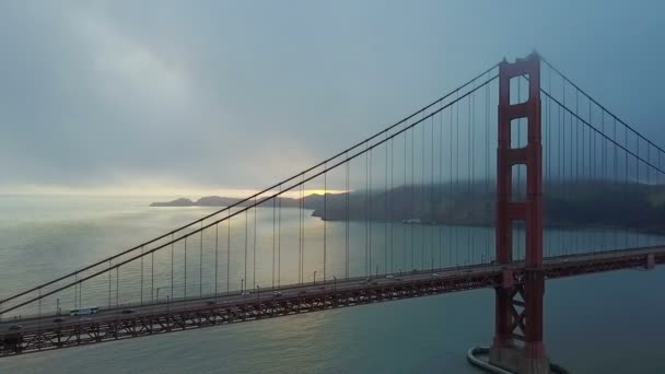 Antenn Reflekterande Vattnet Solid Golden Gate Bron — Stockvideo