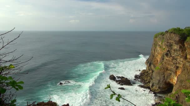 Tiro Cênico Cliff Praia Com Ondas Águas Azuis Bali Indonésia — Vídeo de Stock