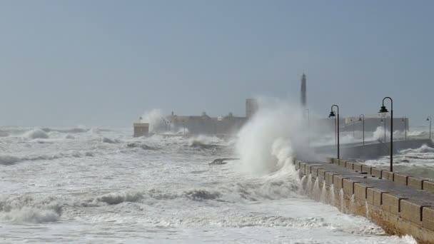 Silná Vlna Rozbíjející Proti Seawall Cádiz Španělsku Slow Motion Klip — Stock video