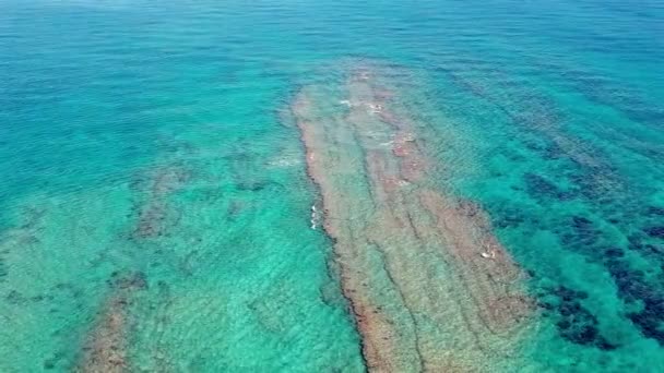 Luchtfoto Panweergave Van Lichte Blauwe Oceaan Met Onderwater Rotsen Kleine — Stockvideo