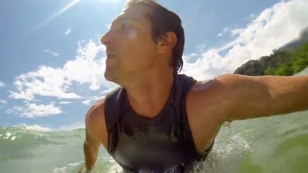 Surfer Paddling Poi Affettare Attraverso Onde Della Bellissima Spiaggia Soleggiata — Video Stock