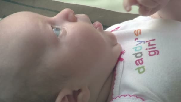 Bebé Recién Nacido Mirando Hacia Arriba Los Ángeles Estados Unidos — Vídeo de stock