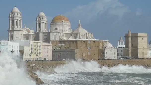 一只海鸥飞过西班牙的加斯大教堂的美丽的慢镜头 强大的波浪撞击在前景的岩石海堤 — 图库视频影像
