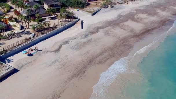 墨西哥 Pulmo 的美丽海滩与游客的空中变焦视图 — 图库视频影像