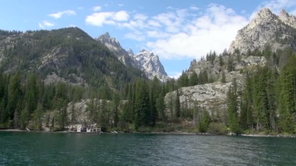 Панорамування Постріл Синього Чисте Озеро Дивовижні Гранд Тітон Національного Парку — стокове відео