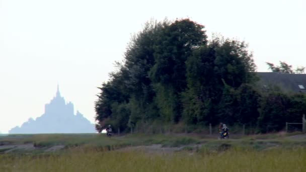 Panning Active Riders Godendo Crociera Con Mont Saint Michel Come — Video Stock