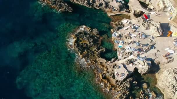 Luftaufnahme Der Küste Mit Menschen Die Sich Unter Der Sonne — Stockvideo
