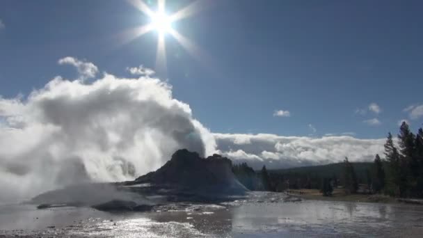 Časová Prodleva Gejzír Yellowstonského Národního Parku Kouřem — Stock video