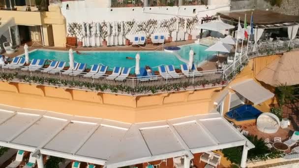 意大利波西塔诺旅游胜地酒店的空中变焦视图 — 图库视频影像