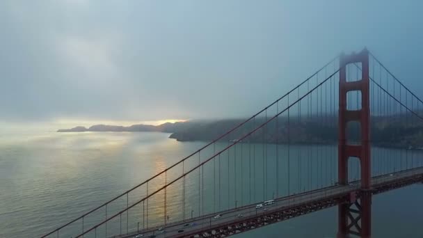 Aerial Uttaget Stela Stålsätter Kablarna Den Berömda Golden Gate Bron — Stockvideo