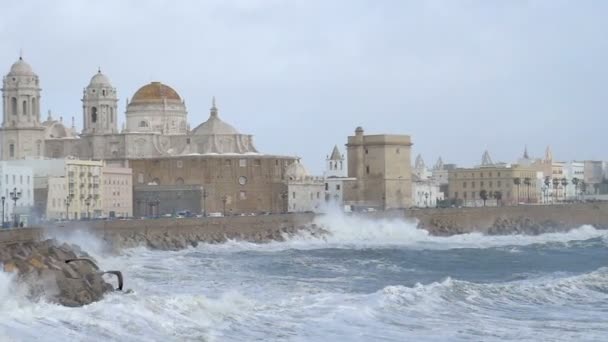 海鸥在巨浪的顶部飞行 撞向海堤 慢动作拍摄与平移在加斯城和大教堂 — 图库视频影像