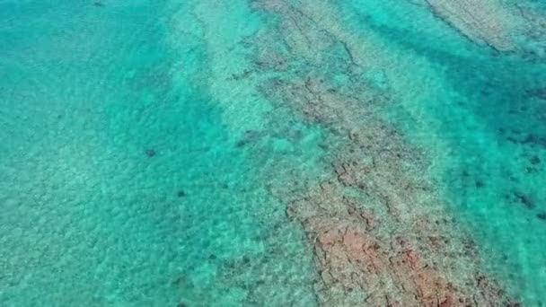 Aerial Pan View Light Blue Ocean Big Long Underwater Rocks — Stock Video