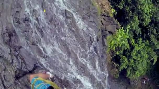 男子冒险绳索在哥斯达黎加美丽的瀑布 — 图库视频影像