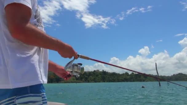 Nahaufnahme Eines Mannes Beim Angeln Blauen Wasser Des Panamakanals — Stockvideo