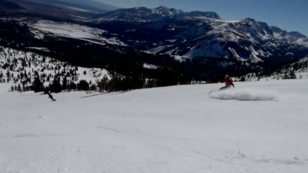 Slow Motion Snowboarders Snowy Mountain Mammoth Mountain Estados Unidos América — Vídeos de Stock