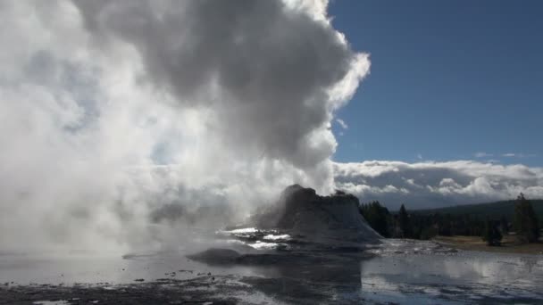 Schuss Ruhigen Dampfes Einem Strahlend Blauen Himmel Aus Dem Yellowstone — Stockvideo