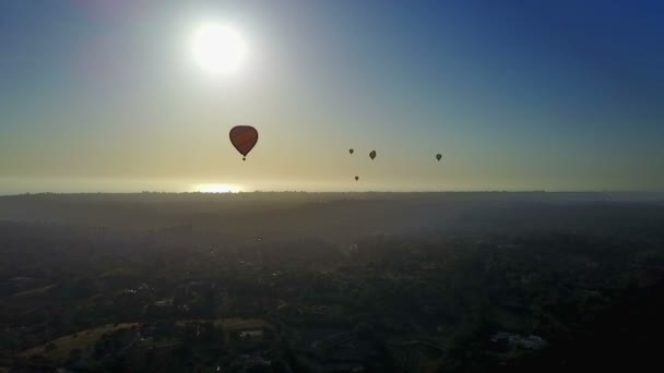 Letecký Snímek Horkovzdušném Balónu Pomalu Pohybující Směrem Levé Straně — Stock video
