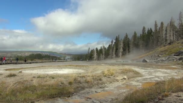 Laukaus Ihmiset Nauttivat Scenic View Yellowstone National Park Natural Geyser — kuvapankkivideo