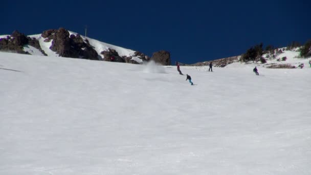 Сноубордисты Спускающиеся Горы Калифорния Гора Маммот Соединенные Штаты Америки — стоковое видео